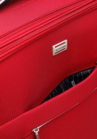 Valigia in tessuto rosso con superficie testurizzata, hardware argento con logo "WITTCHEN" e foderatura interna a strisce in contrasto.