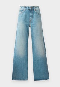 Jeans de mezclilla de tiro alto en denim azul claro, con piernas anchas, diseño de cinco bolsillos y un ligero desvanecimiento a lo largo de los muslos. Detalles de herrajes en color cobre.