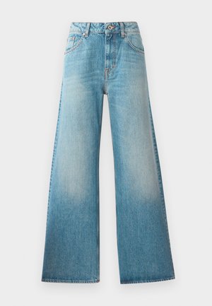 Jean large en denim bleu clair avec taille haute, design à cinq poches et décoloration subtile le long des cuisses. Détails en métal couleur cuivre.