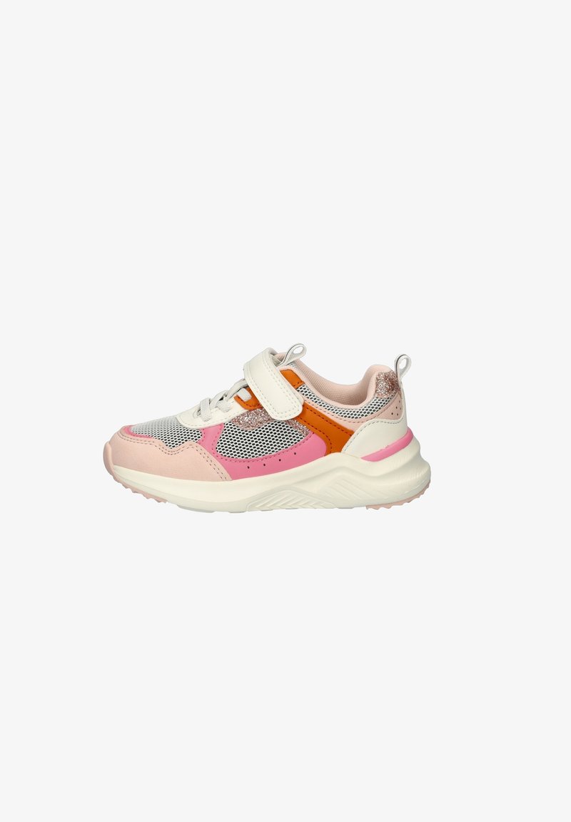 Sneaker met een mix van materialen: witte mesh, roze accenten, oranje overlays en een gestructureerde zool. Klittenbandsluiting voor een stevige fit.