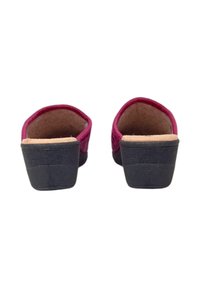 Zoccoli bordeaux rossicci con tomaia in tessuto liscio, retro aperto e suola in gomma nera testurizzata con scanalature orizzontali.