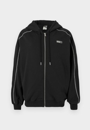 Sweatshirt preto com fecho e capuz, cordões, costuras brancas em contraste nas mangas e pequeno logótipo "Rosie" no peito.