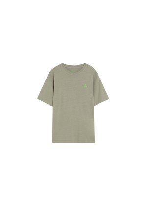 Camiseta de manga corta de color gris claro con cuello redondo y pequeño logotipo verde en el área izquierda del pecho, mostrada sobre un fondo blanco.