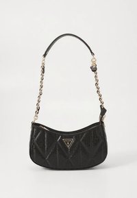 Svart syntetisk håndveske med quiltet design, gullfarget kjedestropp, trekantet logoplate og glidelåslukking langs den øvre kanten.