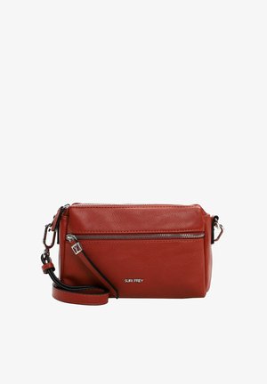 Sac bandoulière en cuir rouge avec une poche avant zippée, une sangle réglable et des ferrures en argent ; présente une texture lisse et un design compact.