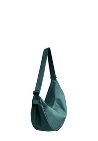 Teal lurvig väska gjord av mjukt, hållbart tyg. Har en bred justerbar rem och en enkel, minimalistisk design med rundade kanter.