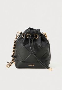 Borsa a secchiello in ecopelle nera con trama trapuntata, chiusura con coulisse, dettagli dorati e tracolla a catena rimovibile.