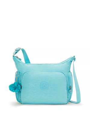 Borsa a tracolla turchese con tessuto testurizzato, scomparti con zip e un portachiavi a forma di orsetto blu peluche attaccato alla tasca frontale.