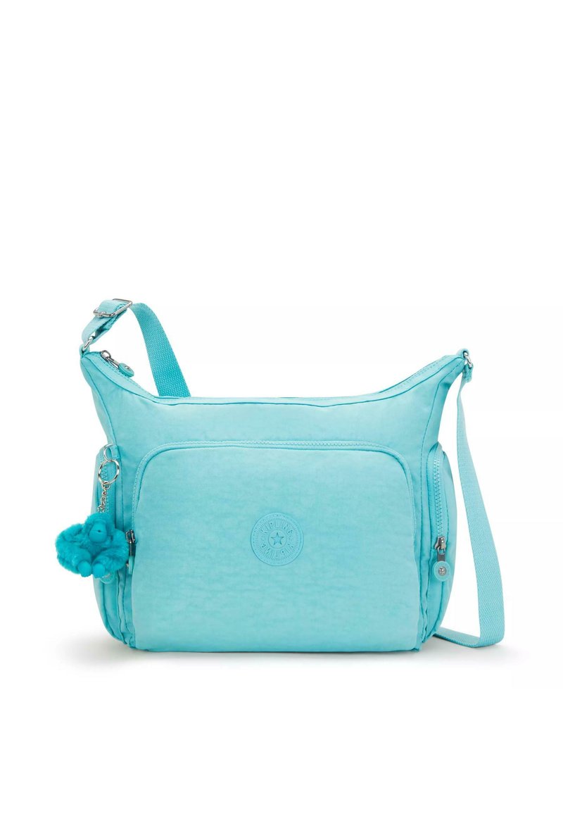 Borsa a tracolla turchese con tessuto testurizzato, scomparti con zip e un portachiavi a forma di orsetto blu peluche attaccato alla tasca frontale.
