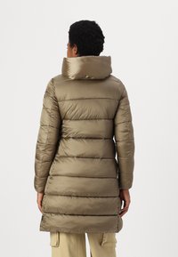 Olijfgroene pufferjack met een hoge kraag, voorzien van een geborduurd ontwerp en lange mouwen, gemaakt van een glanzend, soepel materiaal.