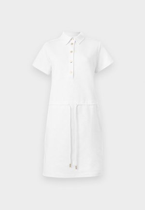 Robe polo blanche à manches courtes avec boutons dorés, col à revers et taille à cordon sur un fond clair.