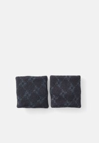 Sötétkék, kötött négyzet alakú poháralátétek, finom geometriai mintával, texturált felülettel és gondosan elkészített szélekkel.