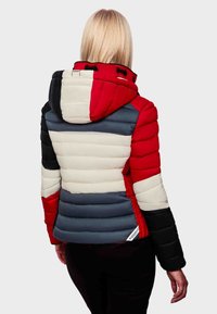 Barevná péřová bunda s horizontálními panely v červené, černé, šedé a krémové barvě, s kapucí a nastavitelnými šňůrkami.