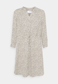 Hellbeiges Kleid mit Dreiviertelärmeln, kleinen schwarzen Punkten, V-Ausschnitt und Kordelzug in der Taille.