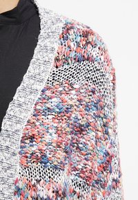 Strickjacke aus mehrfarbigem Garn mit einer lockeren, strukturierten Webart, grau geripptem Kragen und offenem Design.