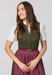 Traditionelles Kleid mit einem grünen gemusterten Mieder, einer weißen Bluse mit Spitzenakzenten und einem burgunderfarbenen Faltenrock mit einer kunstvollen Gürtelschnalle.
