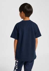 Marineblauw katoenen T-shirt met een klassieke ronde hals en korte mouwen, voorzien van een rechte zoom zonder zichtbare afbeeldingen of versieringen.