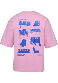 Rosa bomullströja med blå grafik av olika stolar. Texten lyder "THE SUNDAY CLUB" och "SERVING THE GAME FOR GENERATIONS."