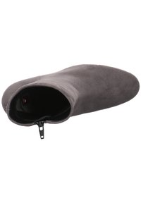 Harmaa nubuk-nilkkuri, jossa on kapea muoto, sivussa vetoketju ja sileä pinta. Sisäpinta on vuorattu mukavuutta varten.