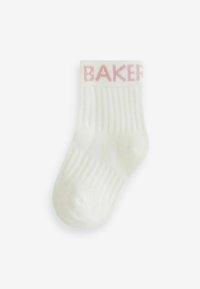 Chaussette blanche côtelée avec une étiquette rose "BAKER" au niveau de la cheville. Fabriquée dans un matériau doux, elle offre un ajustement serré et une pointe arrondie.