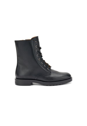 Botas de tobillo de cuero negro con cordones en la parte delantera, puntera redonda y suela texturizada. Presentan ojales cromados y un acabado suave.