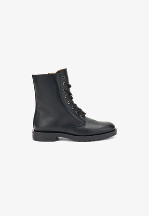 Botas de tobillo de cuero negro con cordones en la parte delantera, puntera redonda y suela texturizada. Presentan ojales cromados y un acabado suave.