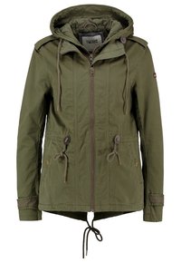 Giacca verde oliva con cappuccio, zip frontale, cordini e due tasche laterali. Presenta un design leggermente sfiancato e polsini delle maniche con bottone.