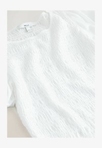 No seleccionado, white