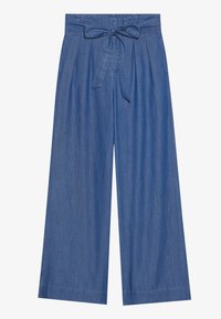 Pantalones vaqueros de pierna ancha azules, con una cintura con lazo frontal y un ajuste relajado. Textura suave con un ligero brillo.