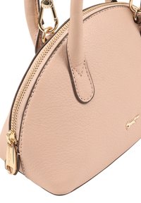 Lichtroze leren handtas met een ronde vorm, gouden hardware en een ritssluiting. Beschikt over dubbele handgrepen aan de bovenkant en subtiele stikdetails.