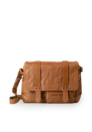 Hellbraune Leder-Umhängetasche mit Klappe, doppelten Riemen und verstellbarem Schultergurt vor weißem Hintergrund.