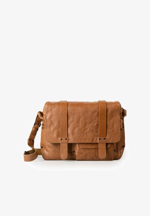 Lichtbruine leren boodschappentas met klepsluiting, dubbele riemen en verstelbare schouderband op witte achtergrond.