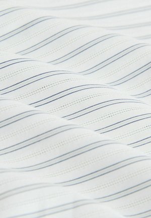 Fehér szövet kék, függőleges csíkokkal, texturált mintával. Az anyag simának tűnik, apró lyukacsos mintázattal.