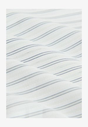 Biała tkanina z niebieskimi pionowymi paskami, z teksturowanym wzorem. Materiał wydaje się gładki, z małymi perforacjami rozmieszczonymi równomiernie.