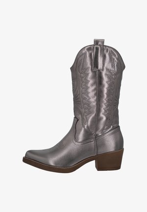 Stivale da cowboy argento metallizzato con punta appuntita, cuciture decorative sulla gamba e tacco basso impilato. Presenta degli inserti per una facile calzatura.