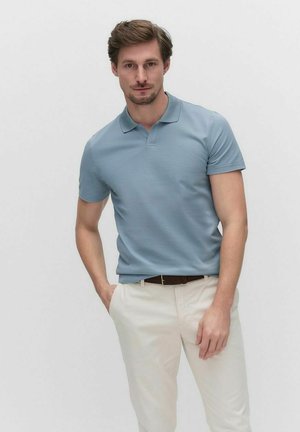 Lyseblå polo-shirt med krave, korte ærmer og slim fit, parret med hvide bukser og et brunt bælte. Enkel design, ingen mønstre.