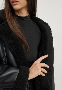 Terranova MONTONE SINTETICO - Giacca in similpelle - nero