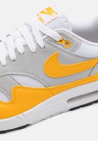Nike Sportswear AIR MAX 1 - Sneakers low - white/university gold