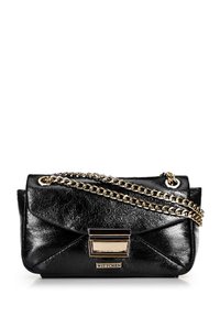 Sac à bandoulière en cuir noir avec un design matelassé, une chaîne en or et un accent en métal rectangulaire. Logo de la marque affiché sur le devant.