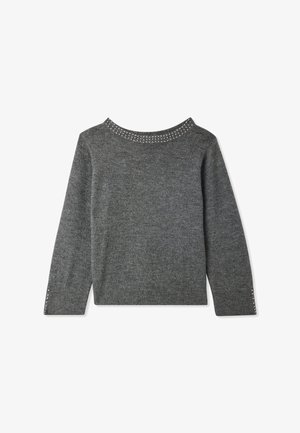 Szary sweter z długim rękawem, z dekoltem w kształcie łódki i małymi ozdobnymi koralikami na kołnierzu i mankietach.