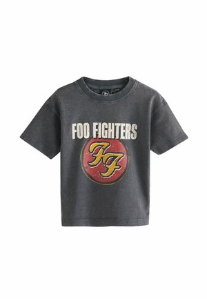 T-shirt en coton gris à manches courtes, avec un logo circulaire rouge portant le texte "FOO FIGHTERS" et un "FF" stylisé au centre.