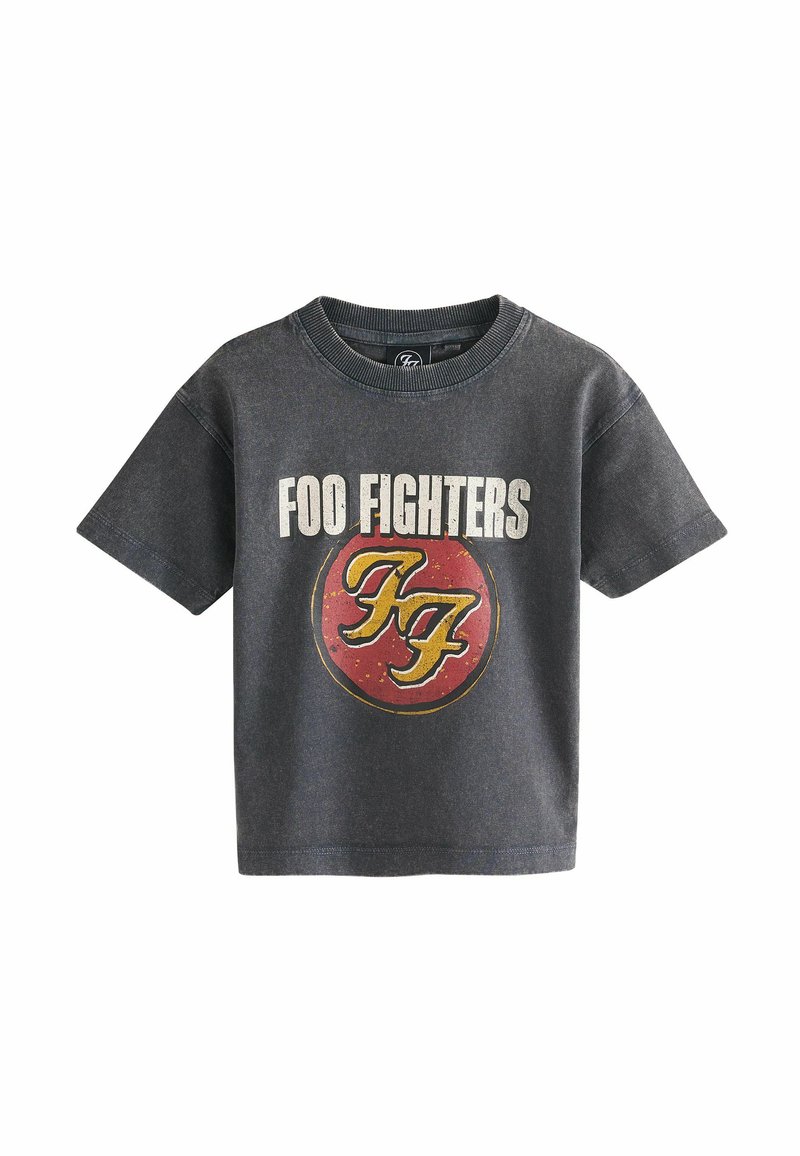 Grå bomulls t-shirt med korta ärmar, med en rund röd logotyp som har texten "FOO FIGHTERS" och stiliserat "FF" i mitten.