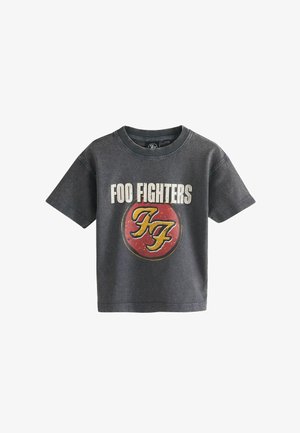Szara bawełniana koszulka z wyblakłym okrągłym wzorem, na którym znajduje się napis "FOO FIGHTERS" w białym kolorze oraz czerwony akcent w postaci okręgu z żółtymi inicjałami "FF".