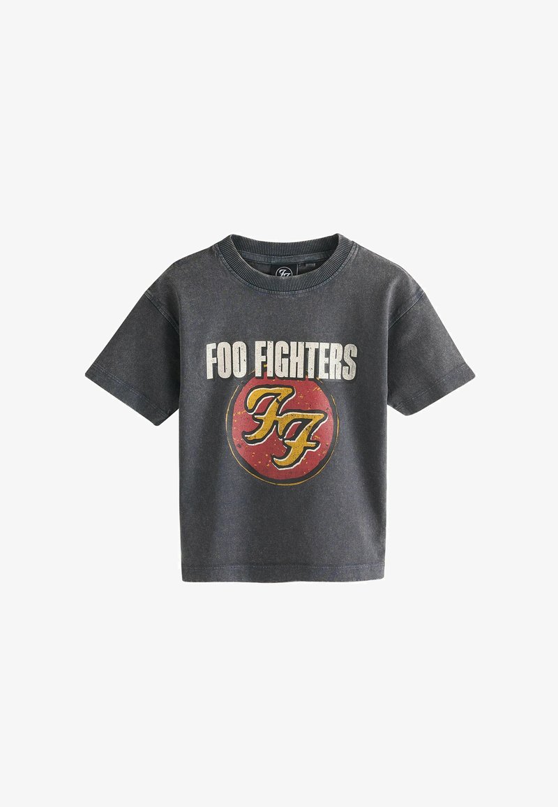 Hallideh halllee t-särk, millel on tuhmunud ümmargune graafika, kus on kirjas "FOO FIGHTERS" valgete tähtedega, punane ringi aktsent ja kollased initsiaalid "FF."