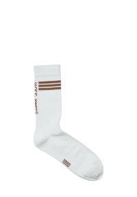 Witte katoenen sok met twee bruine horizontale strepen en de tekst "1980" gedrukt nabij de teen. Gladde textuur, halflange lengte.