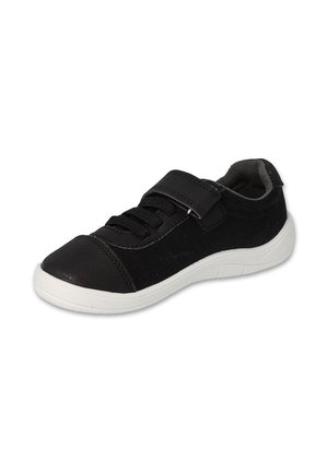 Czarne sneakersy z rzepem, górna część z materiału, gumowa podeszwa, zaokrąglony czubek i biała podeszwa. Teksturowane akcenty na korpusie buta.
