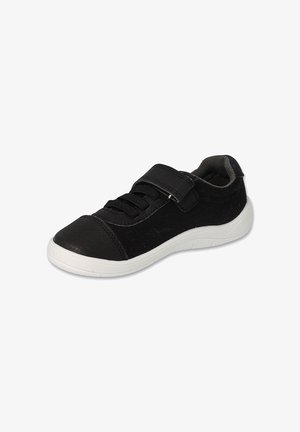 Czarne sneakersy z rzepem, górna część z materiału, gumowa podeszwa, zaokrąglony czubek i biała podeszwa. Teksturowane akcenty na korpusie buta.