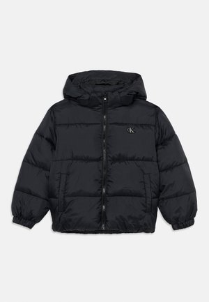 Doudoune noire avec capuche, fermeture éclair à l'avant, poignets élastiques, poches latérales et petit logo Calvin Klein sur la poitrine gauche.