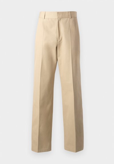 Pantaloni bej croiți cu un design cu picior drept, având o textură netedă, plissuri frontale centrale și un talie clasică.