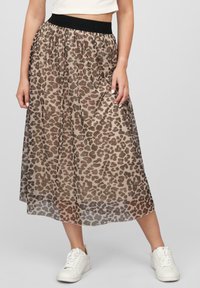 Maxi sukně s leopardím potiskem a černým elastickým pasem, vyrobená z průhledné látky, s volným střihem a mírně průsvitným přehozem.